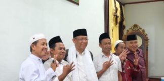 Tokoh Masyarakat Singkawang, Abdul Muthalib: Kalbar Butuh Pemimpin yang Berani dan Punya Terobosan Tokoh masyarakat Singkawang, H. Abdul Muthalib saat berfoto dengan Cagub Kalbar Sutarmidji (nomor 3 dari kanan) (Kang Enchus for Equator)