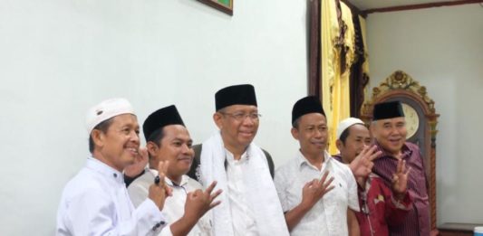 Tokoh Masyarakat Singkawang, Abdul Muthalib: Kalbar Butuh Pemimpin yang Berani dan Punya Terobosan Tokoh masyarakat Singkawang, H. Abdul Muthalib saat berfoto dengan Cagub Kalbar Sutarmidji (nomor 3 dari kanan) (Kang Enchus for Equator)