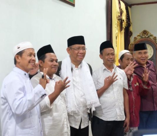 Tokoh Masyarakat Singkawang, Abdul Muthalib: Kalbar Butuh Pemimpin yang Berani dan Punya Terobosan Tokoh masyarakat Singkawang, H. Abdul Muthalib saat berfoto dengan Cagub Kalbar Sutarmidji (nomor 3 dari kanan) (Kang Enchus for Equator)
