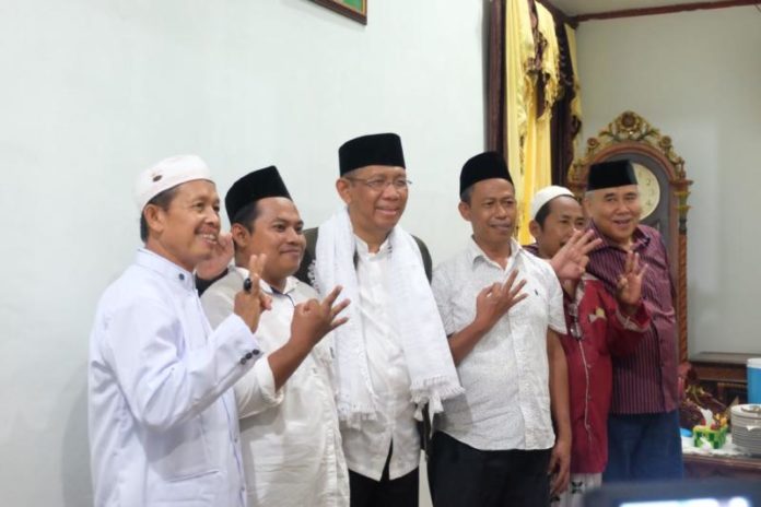 Tokoh masyarakat Singkawang, H. Abdul Muthalib saat berfoto dengan Cagub Kalbar Sutarmidji (nomor 3 dari kanan) (Kang Enchus for Equator)