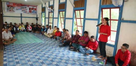 Warga Ketapang Pilih Karolin-Gidot karena Terbukti Memperjuangkan Aspirasi Pembangunan Calon Gubernur Kalimantan Barat nomor urut 2. dr. Karolin Margrert Natasa