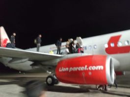 penumpang Lion Air berhamburan keluar dari dalam pesawat melalui pintu darurat, Senin(28/5) malam di Bandara Supadio Kubu Raya.