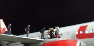 Teror Bom di Bandara Supadio, Sejumlah Penumpang Lion Air Cedera dan Trauma penumpang Lion Air berhamburan keluar dari dalam pesawat melalui pintu darurat, Senin(28/5) malam di Bandara Supadio Kubu Raya.