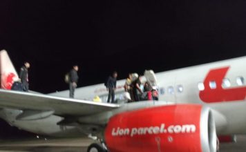 Lion Air Polisikan Pembuka Pintu Darurat penumpang Lion Air berhamburan keluar dari dalam pesawat melalui pintu darurat, Senin(28/5) malam di Bandara Supadio Kubu Raya.