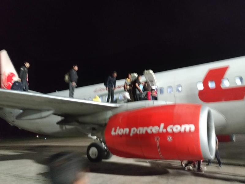 penumpang Lion Air berhamburan keluar dari dalam pesawat melalui pintu darurat, Senin(28/5) malam di Bandara Supadio Kubu Raya.