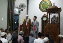 Warga Sekadau Antusias Sambut Ulama Pestina Ulama Palestina, Syeikh Mahmoud saat memberikan tausyiah di Masjid Al-Ikhwan, Senin malam (28/5). (Abdu Syukri)