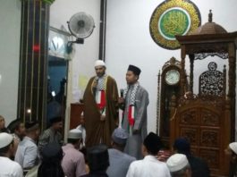 Ulama Palestina, Syeikh Mahmoud saat memberikan tausyiah di Masjid Al-Ikhwan, Senin malam (28/5). (Abdu Syukri)