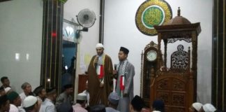 Warga Sekadau Antusias Sambut Ulama Pestina Ulama Palestina, Syeikh Mahmoud saat memberikan tausyiah di Masjid Al-Ikhwan, Senin malam (28/5). (Abdu Syukri)