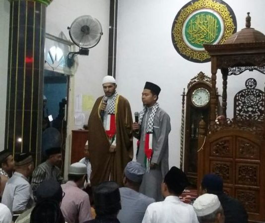 Warga Sekadau Antusias Sambut Ulama Pestina Ulama Palestina, Syeikh Mahmoud saat memberikan tausyiah di Masjid Al-Ikhwan, Senin malam (28/5). (Abdu Syukri)