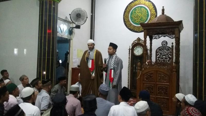 Ulama Palestina, Syeikh Mahmoud saat memberikan tausyiah di Masjid Al-Ikhwan, Senin malam (28/5). (Abdu Syukri)