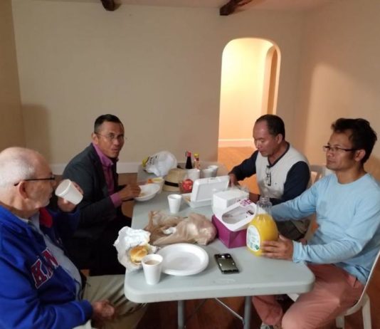 Pesantren Pertama di Amerika Buka puasa di pondok pesantren pertama di Amerika yang dibangun Imam Shamsi Ali asal Sulawesi Selatan