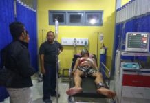 Heboh. Ditemukan Warga Dengan Luka Tusukan Di Jalanan Sekadau Dirawat: Median Sukaton, warga yang ditemukan dengan luka tusukan di KM 4, Jalan Sekadau-Sintang, Selasa malam (29/5) dirawat intensif di RSUD Sekadau. (Warga for eQuator.co.id)