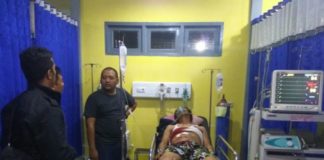 Heboh. Ditemukan Warga Dengan Luka Tusukan Di Jalanan Sekadau Dirawat: Median Sukaton, warga yang ditemukan dengan luka tusukan di KM 4, Jalan Sekadau-Sintang, Selasa malam (29/5) dirawat intensif di RSUD Sekadau. (Warga for eQuator.co.id)
