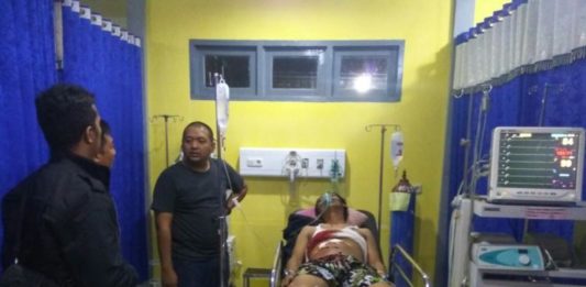 Heboh. Ditemukan Warga Dengan Luka Tusukan Di Jalanan Sekadau Dirawat: Median Sukaton, warga yang ditemukan dengan luka tusukan di KM 4, Jalan Sekadau-Sintang, Selasa malam (29/5) dirawat intensif di RSUD Sekadau. (Warga for eQuator.co.id)
