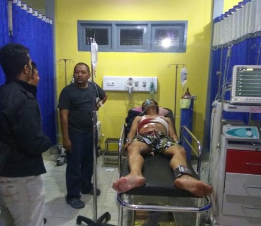 Heboh. Ditemukan Warga Dengan Luka Tusukan Di Jalanan Sekadau Dirawat: Median Sukaton, warga yang ditemukan dengan luka tusukan di KM 4, Jalan Sekadau-Sintang, Selasa malam (29/5) dirawat intensif di RSUD Sekadau. (Warga for eQuator.co.id)