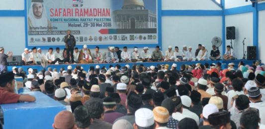Hadiri Solidaritas Palestina di Melawi, Sutarmidji: Umat Islam harus Bersatu Lawan Kedzaliman Sutarmidji saat mengikuti safari Ramadhan. (Kang Enchus for Equator).