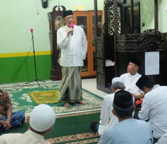 Kultum Subuh di Melawi, Sutarmidji: Kita Harus Bangga sebagai Umat Islam Sutarmidji ketika memberikan kultum (Kang Enchus for Equator)
