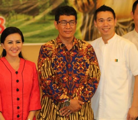 Cagub Karolin dan Paslon Pilwako Harry-Yandi Meriahkan Perayaan Waisak Calon Gubernur Kalimantan Barat nomor urut 2, dr. Karolin Margret Natasa