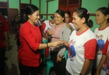 Naluri Keibuan, Karolin Berikan Perhatian Kesehatan Anak-anak Pedalaman