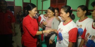 Naluri Keibuan, Karolin Berikan Perhatian Kesehatan Anak-anak Pedalaman