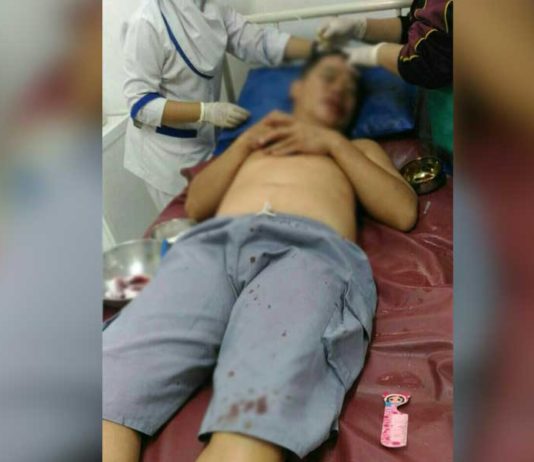 Akhiang Dianiaya Sekelompok Orang KORBAN PENGANIAYAAN. Akhiang mendapatkan perawatan di RS Kharitas Bakti, Selasa (2/5). Warga for RK