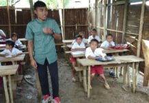 Belajar di Bangunan Beratap Daun, Berdinding Kulit Kayu SUPER SEDERHANA. Belasan pelajar saat proses belajar mengajar di bangunan sekolah jarak jauh di Dusun Keluas Meniba, Desa Harapan Jaya, Kabupaten Melawi, yang memprihatinkan. Bangunan tersebut beratapkan daun, berdinding ulit kayu dan berlantaikan tanah. Foto diambil belum lama ini. Warga for Rakyat Kalbar