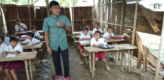 Belajar di Bangunan Beratap Daun, Berdinding Kulit Kayu SUPER SEDERHANA. Belasan pelajar saat proses belajar mengajar di bangunan sekolah jarak jauh di Dusun Keluas Meniba, Desa Harapan Jaya, Kabupaten Melawi, yang memprihatinkan. Bangunan tersebut beratapkan daun, berdinding ulit kayu dan berlantaikan tanah. Foto diambil belum lama ini. Warga for Rakyat Kalbar