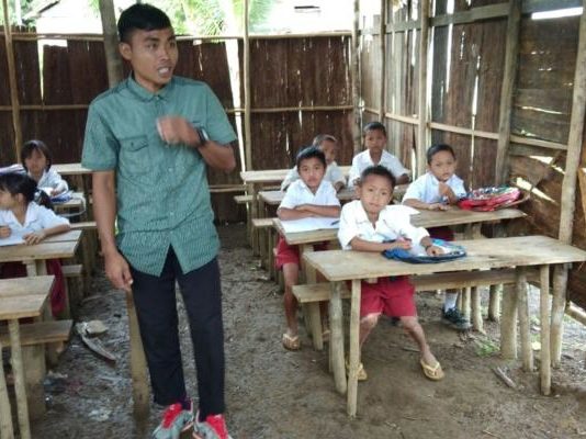 Belajar di Bangunan Beratap Daun, Berdinding Kulit Kayu SUPER SEDERHANA. Belasan pelajar saat proses belajar mengajar di bangunan sekolah jarak jauh di Dusun Keluas Meniba, Desa Harapan Jaya, Kabupaten Melawi, yang memprihatinkan. Bangunan tersebut beratapkan daun, berdinding ulit kayu dan berlantaikan tanah. Foto diambil belum lama ini. Warga for Rakyat Kalbar