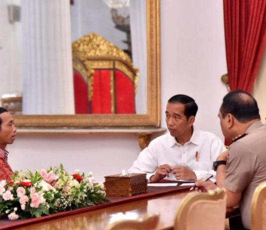 Agus Yuda Berjalan Kaki 729 Kilometer, 23 Hari, untuk Curhat ke Presiden CURHAT KEPADA PRESIDEN. Agus Yuda ditemui Presiden Joko Widodo di Istana Merdeka, Jakarta, Selasa (8/5). Ia mencurahkan isi hatinya yang terpendam lama gara-gara penderitaan yang diakibatkan preman dan aparat keamanan. Setpres