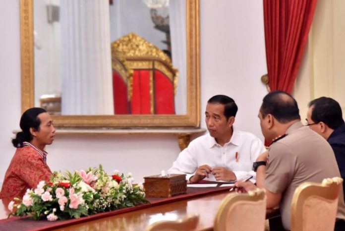 CURHAT KEPADA PRESIDEN. Agus Yuda ditemui Presiden Joko Widodo di Istana Merdeka, Jakarta, Selasa (8/5). Ia mencurahkan isi hatinya yang terpendam lama gara-gara penderitaan yang diakibatkan preman dan aparat keamanan. Setpres