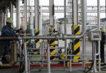 Benarkah BBM Satu Harga Merugikan Pertamina? KILANG MINI TWU. Seorang petugas memeriksa kilang mini PT Tri Wahana Universal (TWU) yang sudah tidak menerima pasokan minyak mentah sejak 16 Januari 2016, di Bojonegoro, Jawa Timur. ADRIANTO-INDOPOS