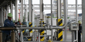 Benarkah BBM Satu Harga Merugikan Pertamina? KILANG MINI TWU. Seorang petugas memeriksa kilang mini PT Tri Wahana Universal (TWU) yang sudah tidak menerima pasokan minyak mentah sejak 16 Januari 2016, di Bojonegoro, Jawa Timur. ADRIANTO-INDOPOS