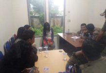 Mau Bobok Sekamar? Nikah Dulu Donk Ah… DITANYAI. Diduga bukan pasangan suami istri (Pasutri) tapi kedapatan sekamar indekos sedang ditanyai Satpol PP Kubu Raya, Jumat (18/5) pagi. Syamsul Arifin-RK