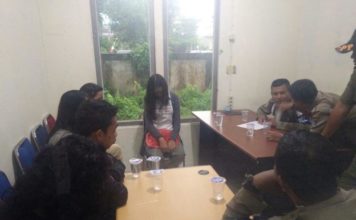 Mau Bobok Sekamar? Nikah Dulu Donk Ah… DITANYAI. Diduga bukan pasangan suami istri (Pasutri) tapi kedapatan sekamar indekos sedang ditanyai Satpol PP Kubu Raya, Jumat (18/5) pagi. Syamsul Arifin-RK