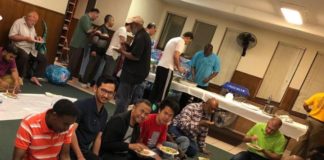 Minoritas Sempurna PUASA PERTAMA DI DUA NEGARA BAGIAN. Dahlan Iskan diapit dua mahasiswa asal Indonesia saat berbuka puasa di Columbia, negara bagian Missouri. Admin disway.id for Rakyat Kalbar