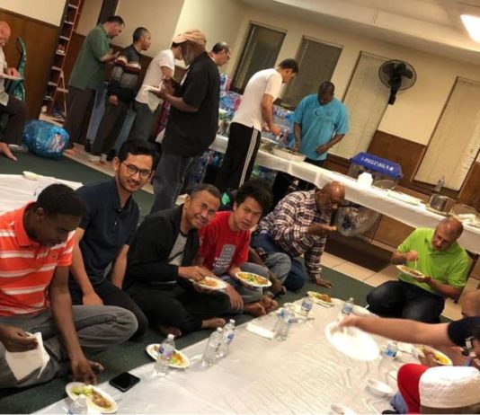 Minoritas Sempurna PUASA PERTAMA DI DUA NEGARA BAGIAN. Dahlan Iskan diapit dua mahasiswa asal Indonesia saat berbuka puasa di Columbia, negara bagian Missouri. Admin disway.id for Rakyat Kalbar