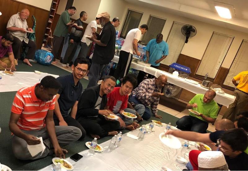 PUASA PERTAMA DI DUA NEGARA BAGIAN. Dahlan Iskan diapit dua mahasiswa asal Indonesia saat berbuka puasa di Columbia, negara bagian Missouri. Admin disway.id for Rakyat Kalbar