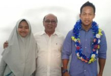 Hildi: Daud dan Atika Hadiah Terindah bagi Saya DIABADIKAN. Bupati Kayong Utara Hildi Hamid bersama petinju dunia dan tahfidz nasional, Atika Nazwa Azahra, usai acara penyambutan di kantor Dinas Pendidikan, Sukadana, Kamis (3/5). Kamiriluddin-RK