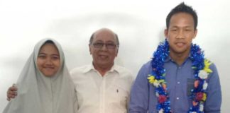 Hildi: Daud dan Atika Hadiah Terindah bagi Saya DIABADIKAN. Bupati Kayong Utara Hildi Hamid bersama petinju dunia dan tahfidz nasional, Atika Nazwa Azahra, usai acara penyambutan di kantor Dinas Pendidikan, Sukadana, Kamis (3/5). Kamiriluddin-RK