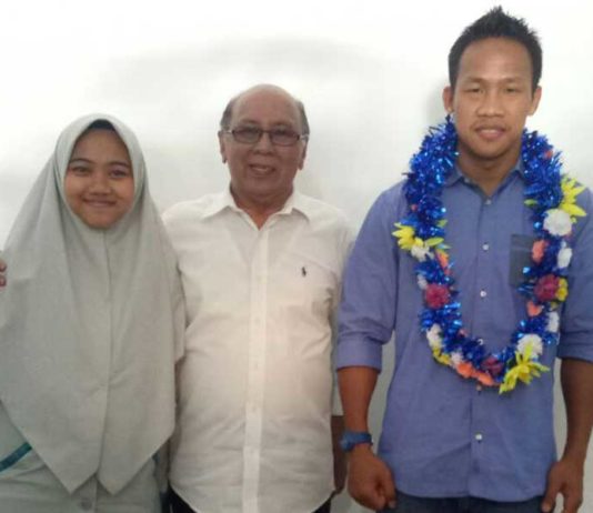 Hildi: Daud dan Atika Hadiah Terindah bagi Saya DIABADIKAN. Bupati Kayong Utara Hildi Hamid bersama petinju dunia dan tahfidz nasional, Atika Nazwa Azahra, usai acara penyambutan di kantor Dinas Pendidikan, Sukadana, Kamis (3/5). Kamiriluddin-RK