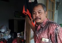 Diinterogasi 2 Jam, Trauma Gara-gara Dicap Teroris KORBAN SALAH BEKUK. Muhammad Arifin saat ditemui di kediamannya, Jalan Kapi Sraba XI, Desa Mangliawan, Kecamatan Pakis, Malang, Rabu (16/5). (Tika Hapsari/JawaPos.com)