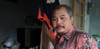 Diinterogasi 2 Jam, Trauma Gara-gara Dicap Teroris KORBAN SALAH BEKUK. Muhammad Arifin saat ditemui di kediamannya, Jalan Kapi Sraba XI, Desa Mangliawan, Kecamatan Pakis, Malang, Rabu (16/5). (Tika Hapsari/JawaPos.com)
