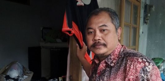 Diinterogasi 2 Jam, Trauma Gara-gara Dicap Teroris KORBAN SALAH BEKUK. Muhammad Arifin saat ditemui di kediamannya, Jalan Kapi Sraba XI, Desa Mangliawan, Kecamatan Pakis, Malang, Rabu (16/5). (Tika Hapsari/JawaPos.com)