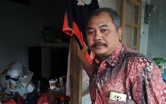 KORBAN SALAH BEKUK. Muhammad Arifin saat ditemui di kediamannya, Jalan Kapi Sraba XI, Desa Mangliawan, Kecamatan Pakis, Malang, Rabu (16/5). (Tika Hapsari/JawaPos.com)