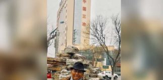 Obat #Stress2019 Ala Shanghai PERTAMA DAN TERBESAR. Dahlan Iskan di depan lokasi yang akan dibangun jadi kota bawah tanah terbesar dan pertama di dunia, di Tiongkok, pekan lalu. Admin disway.id for Rakyat Kalbar