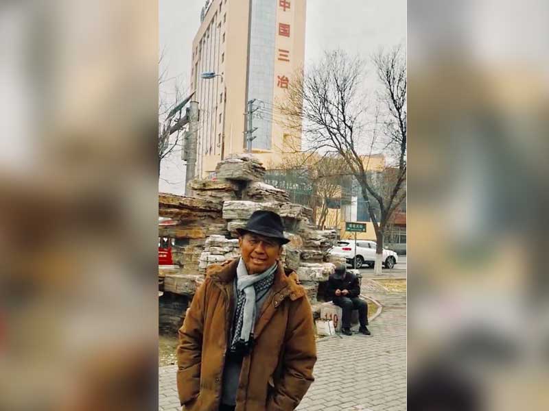 PERTAMA DAN TERBESAR. Dahlan Iskan di depan lokasi yang akan dibangun jadi kota bawah tanah terbesar dan pertama di dunia, di Tiongkok, pekan lalu. Admin disway.id for Rakyat Kalbar