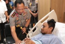 Saya Ditendang, Dipukul Rantai, Disiram Air Keras MENENGOK IWAN. Kapolri Jendral Tito Karnavian menjenguk Bripka Iwan Sarjana. Polisi for Jawa Pos