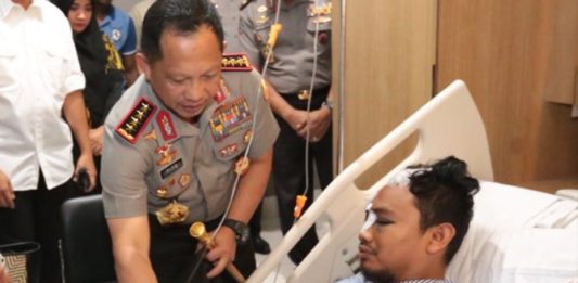 Saya Ditendang, Dipukul Rantai, Disiram Air Keras MENENGOK IWAN. Kapolri Jendral Tito Karnavian menjenguk Bripka Iwan Sarjana. Polisi for Jawa Pos