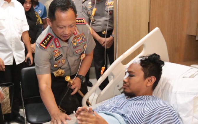 MENENGOK IWAN. Kapolri Jendral Tito Karnavian menjenguk Bripka Iwan Sarjana. Polisi for Jawa Pos