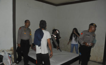 Satu Truk Pasangan Mesum Diamankan TERJARING. Pasangan mesum ini terjaring Operasi Pekat Sabhara Polresta Pontianak, Senin (14/5) dini hari—Ocsya Ade CP